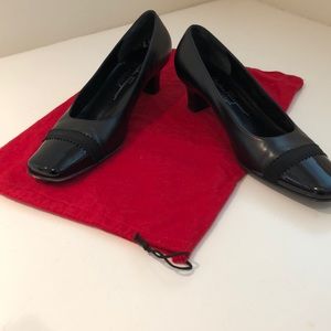 SALVATORE FERRAGAMO leather heel w/patent tip